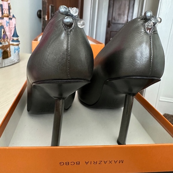 BCBG Max Azria "Luna" shoe, size 8.5 (39) heels, pewter color, leather - Picture 3 of 11